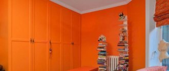 Дизайн спальни в оранжевом цвете с окнами на северную сторону дома