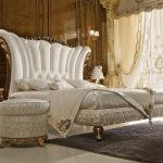 Красивая кровать в спальне стиля барокко