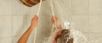 Процедура обливания холодной водой в бане