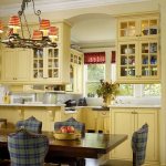 Теплые оттенки кухонной мебели и отделки