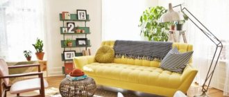 Желтый диван в гостиной